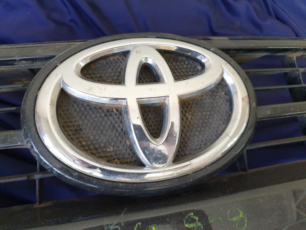 Toyota Hilux Radiator Grille - Broken Mesh, brackets and chrome
