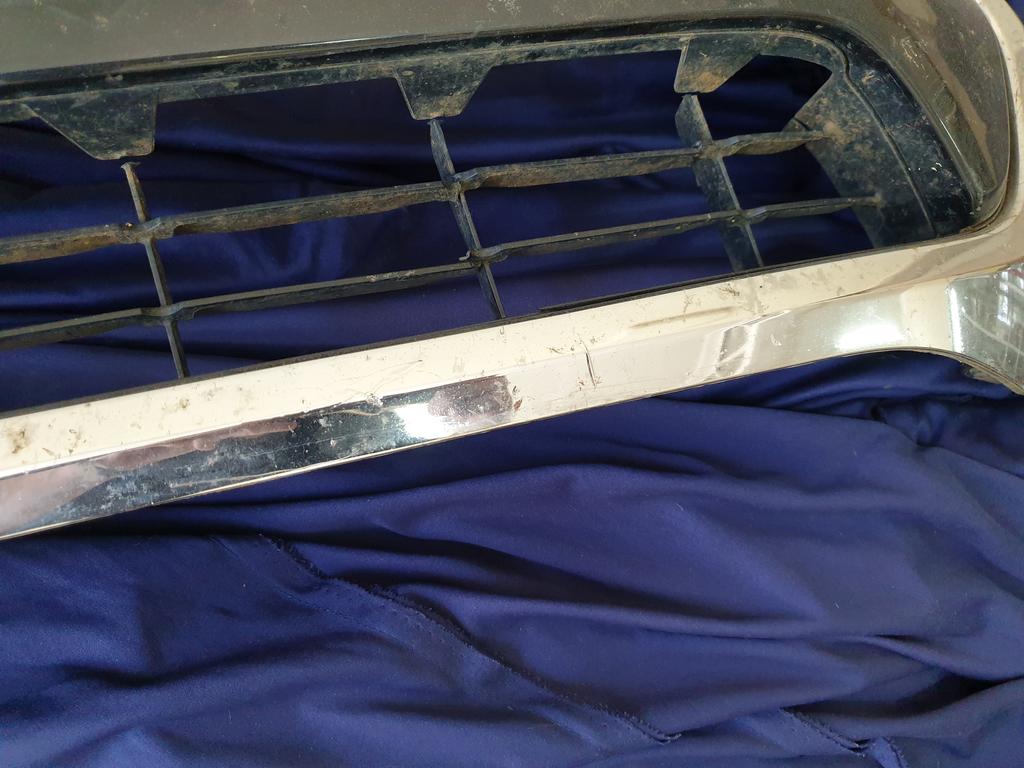 Toyota Hilux Radiator Grille - Broken Mesh, brackets and chrome