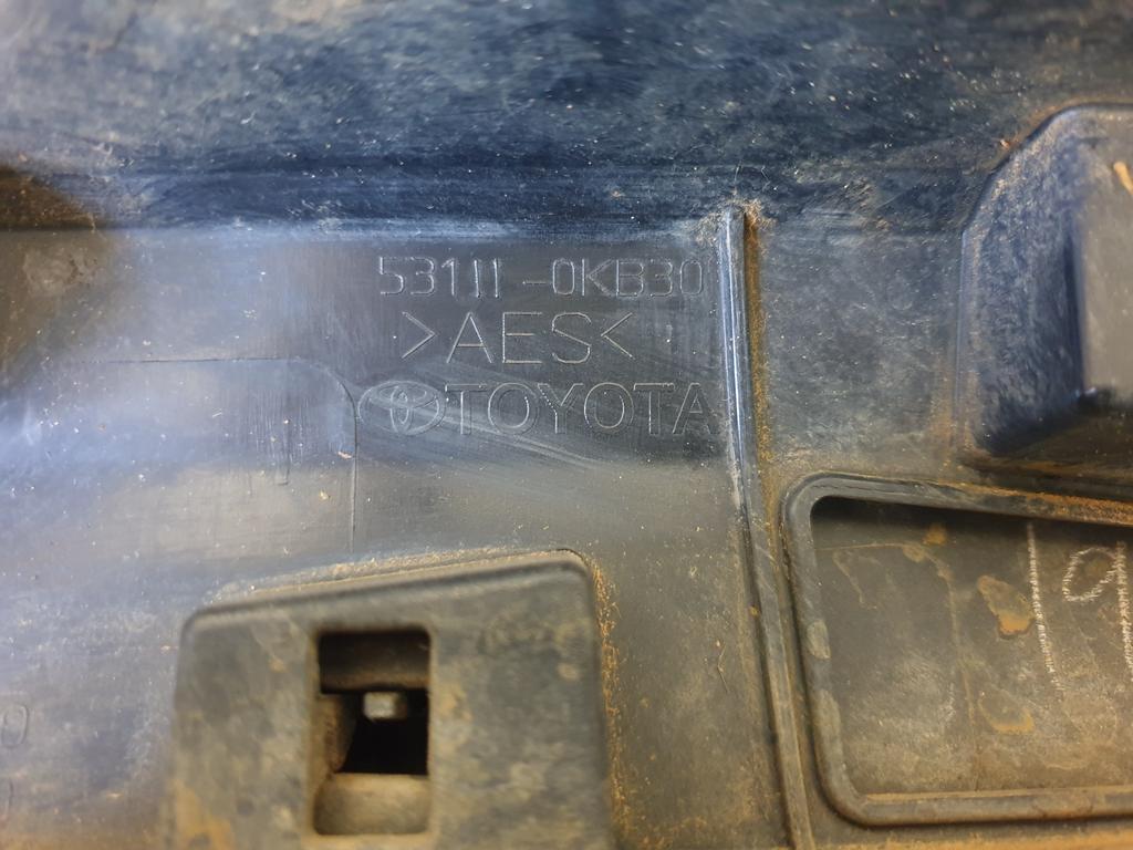 Toyota Hilux Radiator Grille - Broken Mesh, brackets and chrome