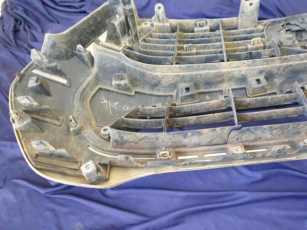 Toyota Hilux Radiator Grille - Broken Mesh, brackets and chrome