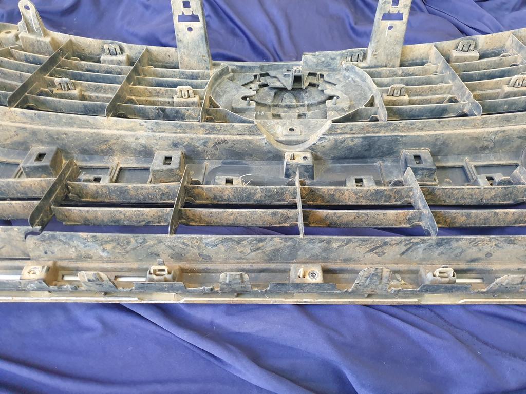 Toyota Hilux Radiator Grille - Broken Mesh, brackets and chrome