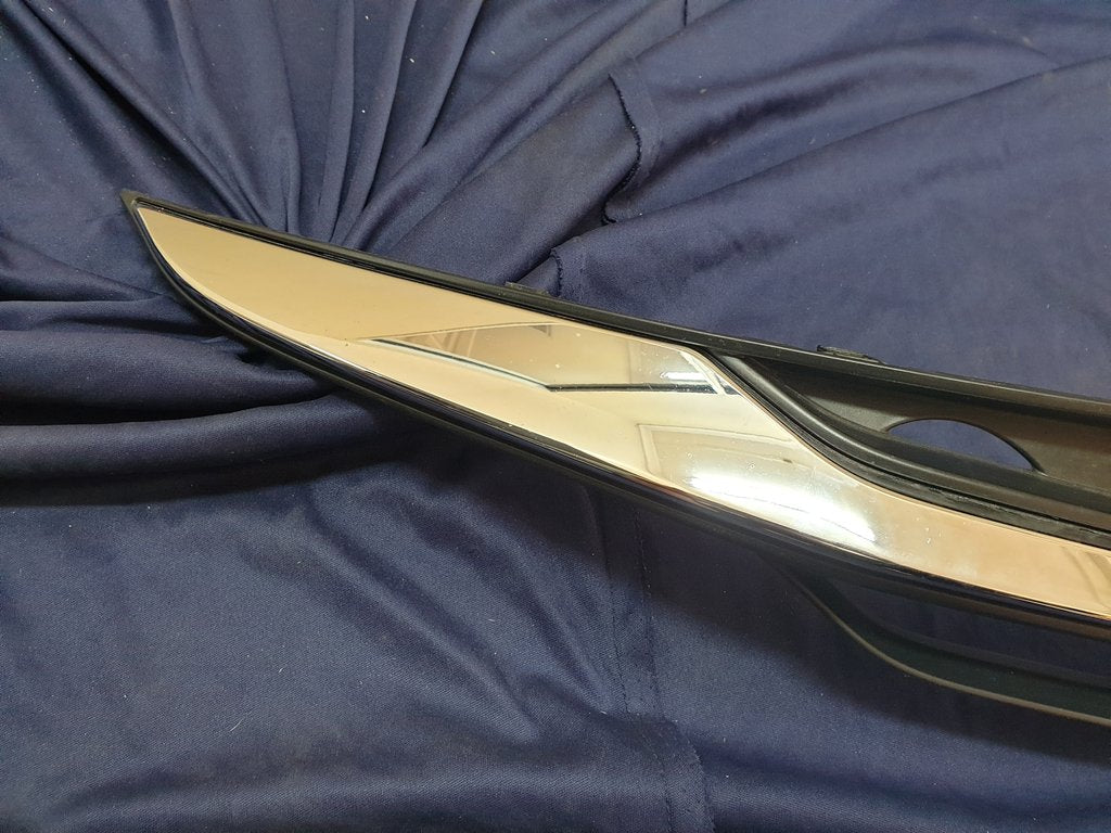 Toyota Starlet Radiator Grille - Light Wear and Tear, one clip broken