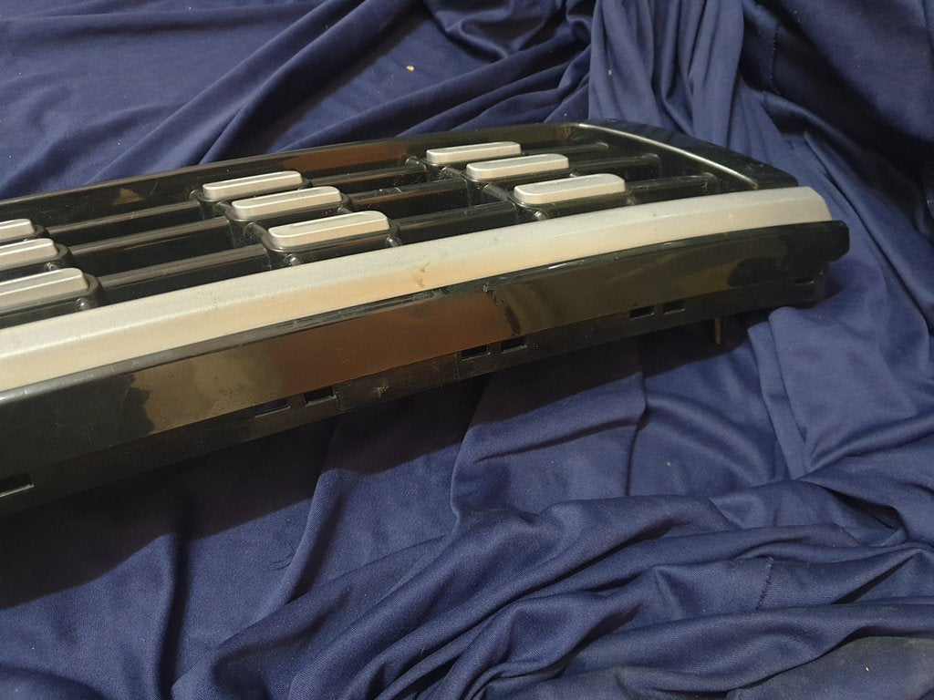 Mahindra XUV300 Radiator Grille - Wear and Tear, Scratches