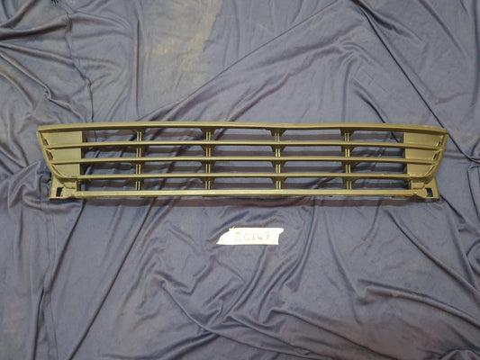 Volkswagen Polo Front Bumper Lower Center Grille - Crack