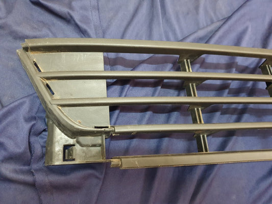 Volkswagen Polo Front Bumper Lower Center Grille - Crack