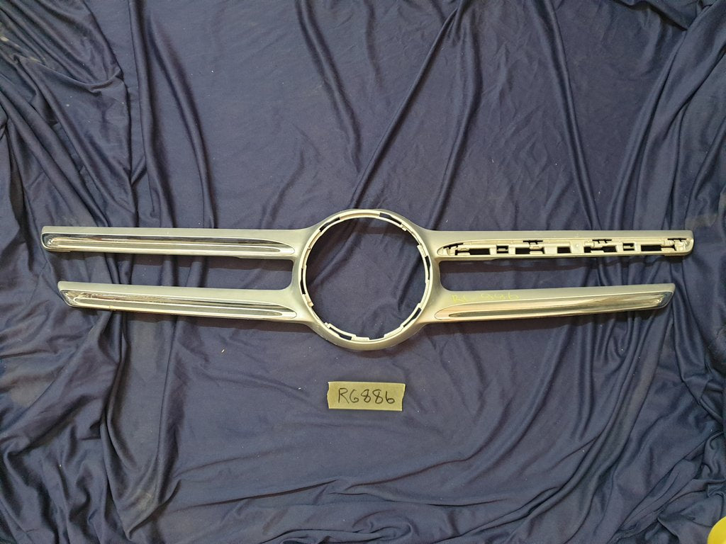 Mercedes-Benz E-Class W213 Radiator Grille - Wear and Tear, Missing chrome moulding