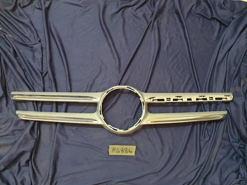 Mercedes-Benz E-Class W213 Radiator Grille - Wear and Tear, Missing chrome moulding
