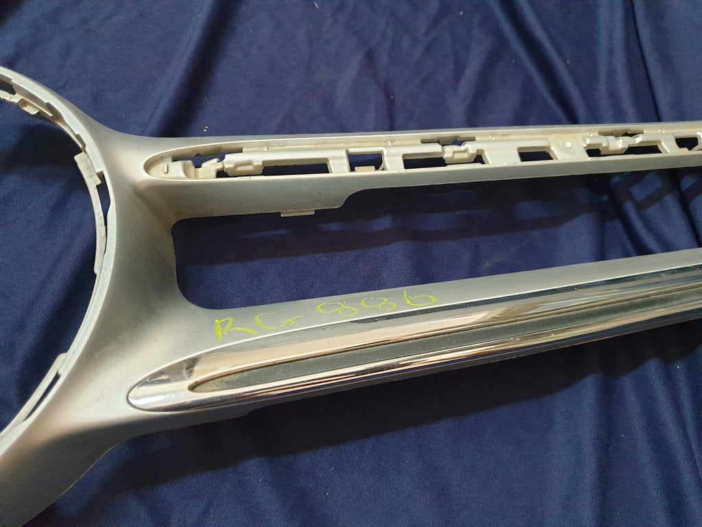 Mercedes-Benz E-Class W213 Radiator Grille - Wear and Tear, Missing chrome moulding