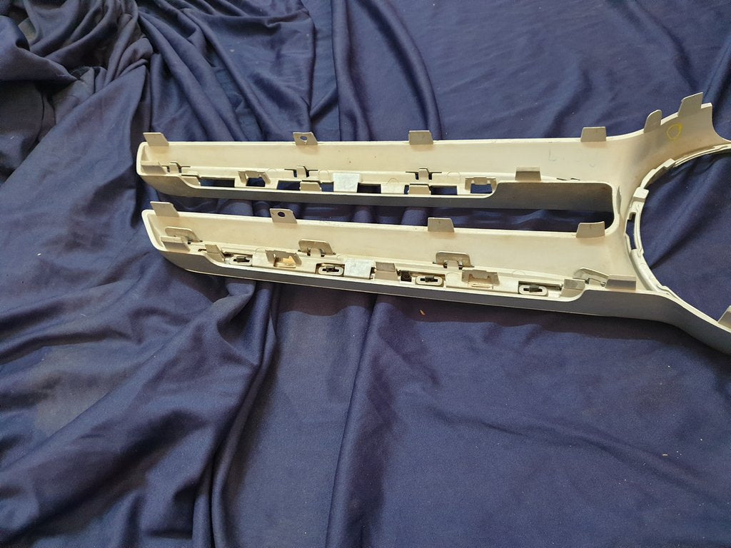 Mercedes-Benz E-Class W213 Radiator Grille - Wear and Tear, Missing chrome moulding