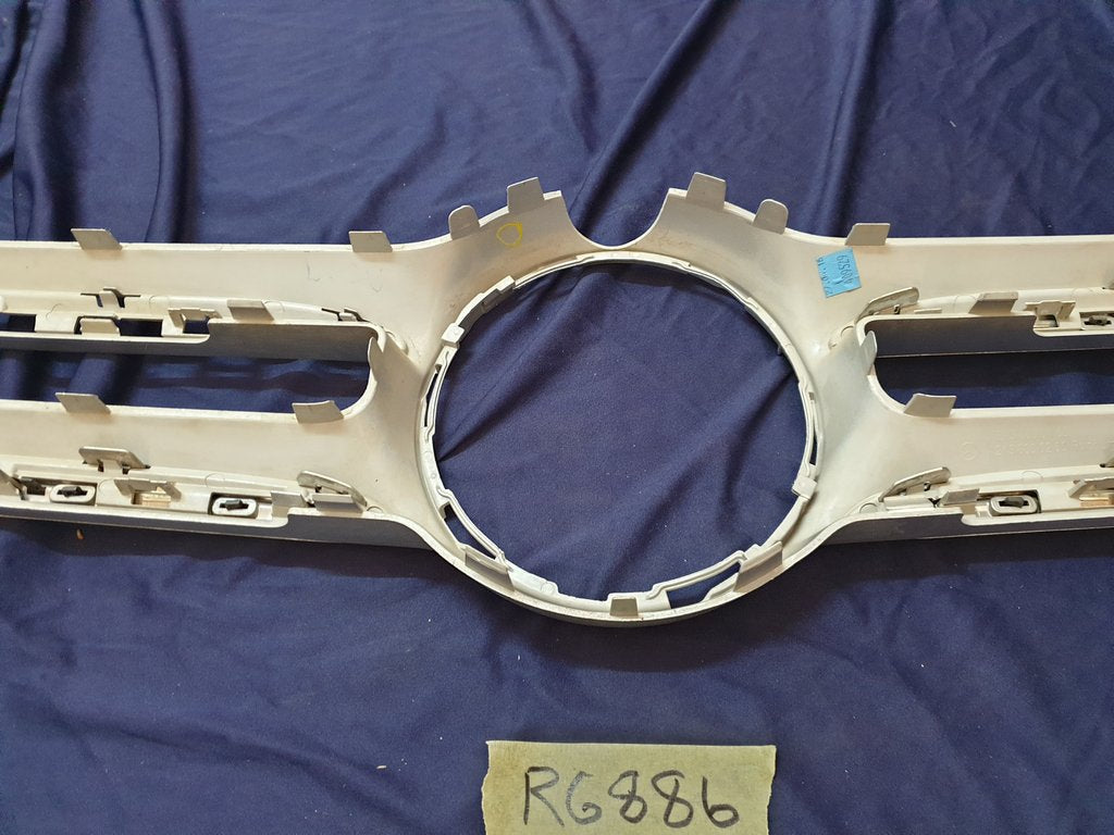 Mercedes-Benz E-Class W213 Radiator Grille - Wear and Tear, Missing chrome moulding