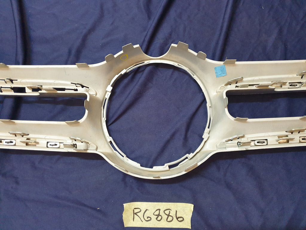 Mercedes-Benz E-Class W213 Radiator Grille - Wear and Tear, Missing chrome moulding