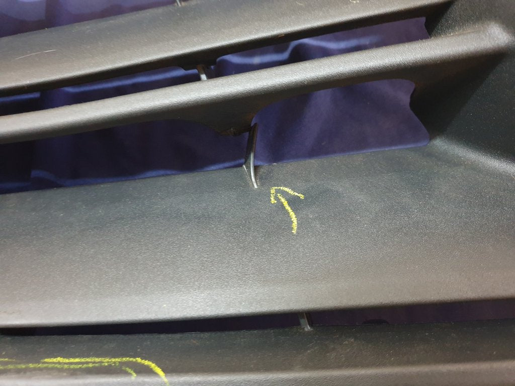 Mercedes-Benz V-Class Vito W447 Radiator Grille - Warped, paint spill