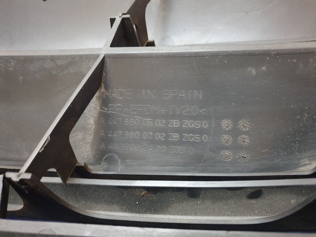 Mercedes-Benz V-Class Vito W447 Radiator Grille - Warped, paint spill