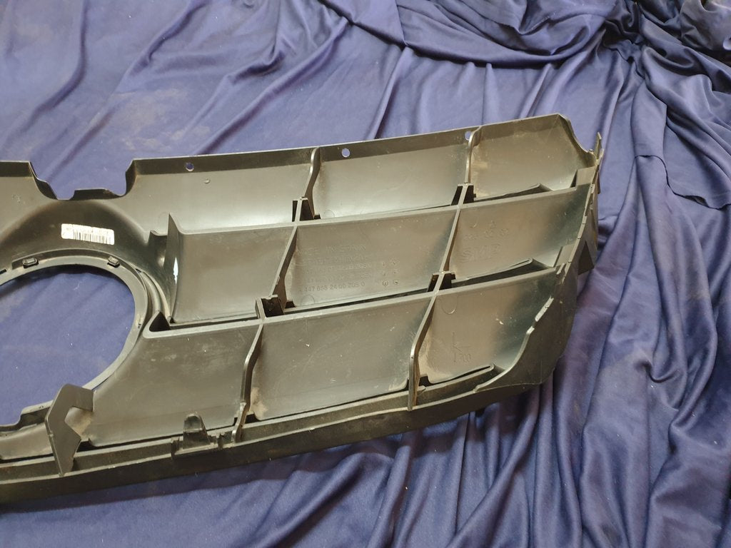 Mercedes-Benz V-Class Vito W447 Radiator Grille - Warped, paint spill