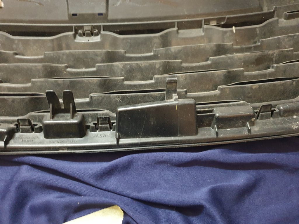 Land Rover Range Rover Radiator Grille - Light Wear and Tear