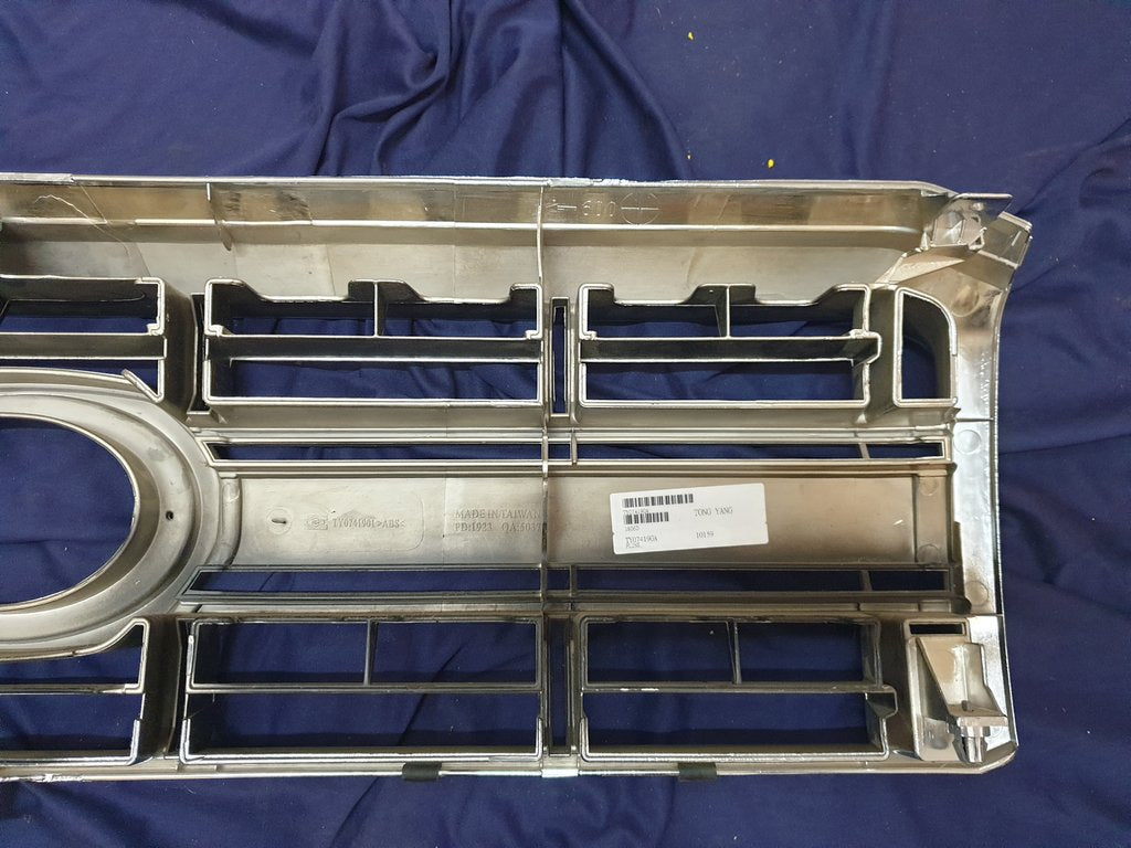 Toyota Aftermarket Land Cruiser Radiator Grille - Light Wear and Tear