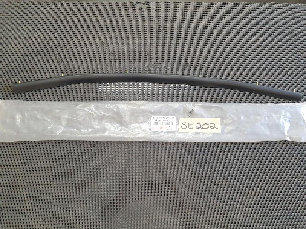 Toyota Hilux Centre Front Bonnet Rubber