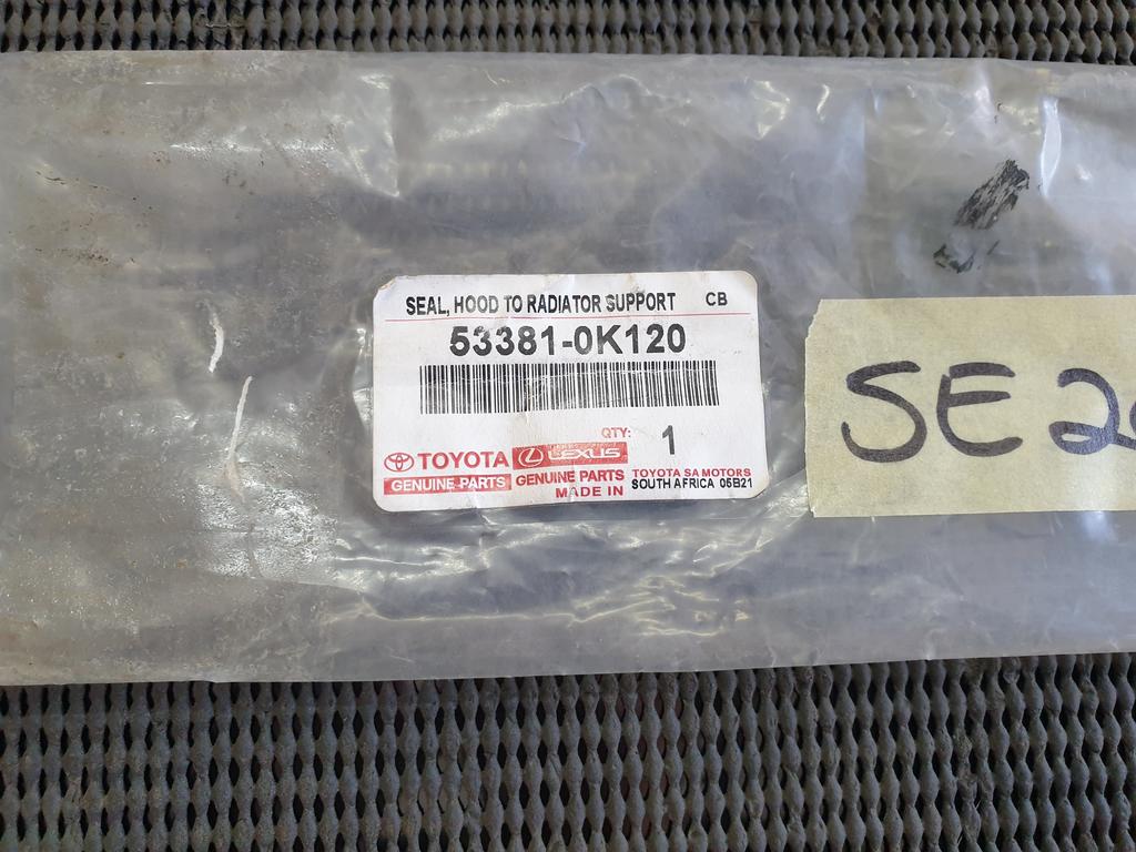 Toyota Hilux Centre Front Bonnet Rubber