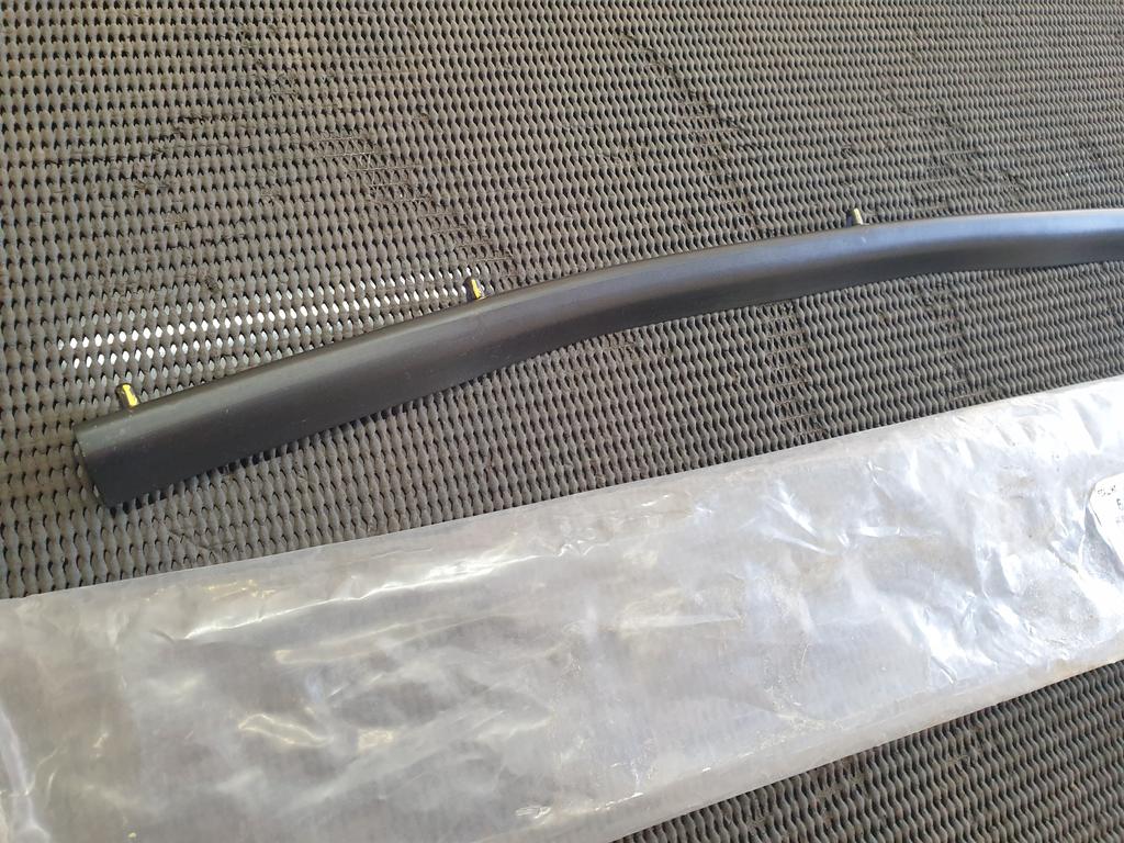 Toyota Hilux Centre Front Bonnet Rubber