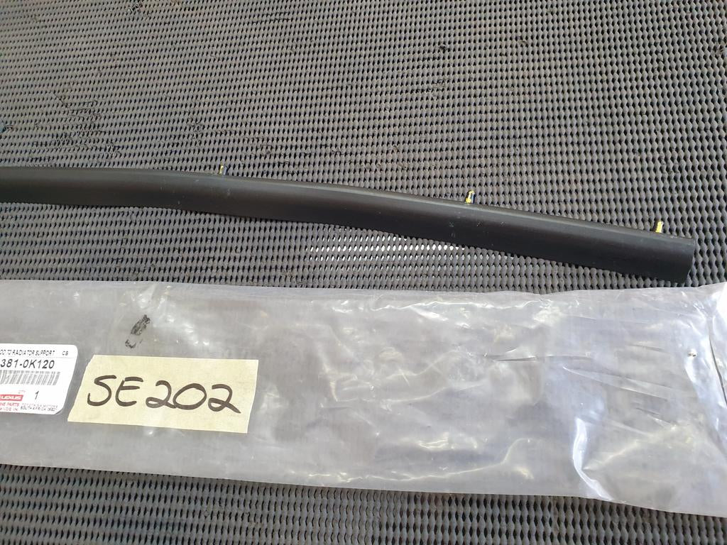 Toyota Hilux Centre Front Bonnet Rubber