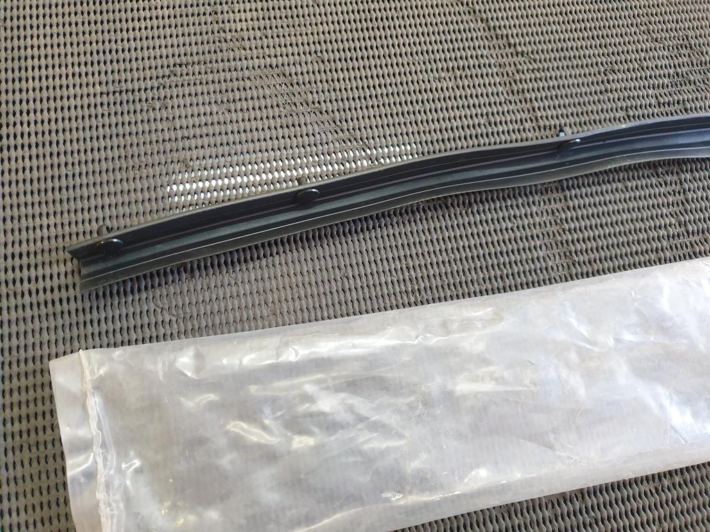 Toyota Hilux Centre Front Bonnet Rubber