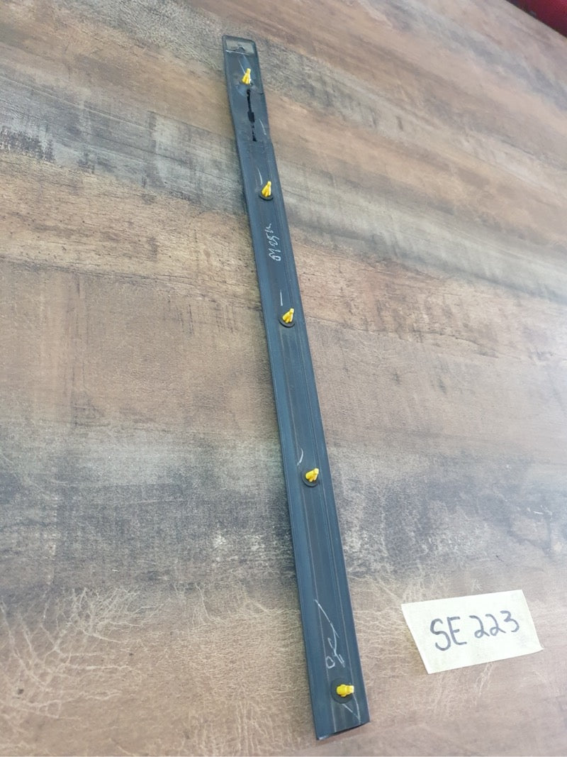 Original Used Toyota Hilux Right Centre Door Weather Strip