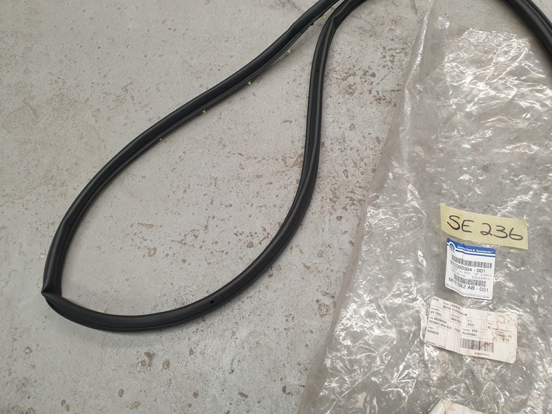 Original New Jeep Cherokee 2019 Right Front Door Surrounding Rubber