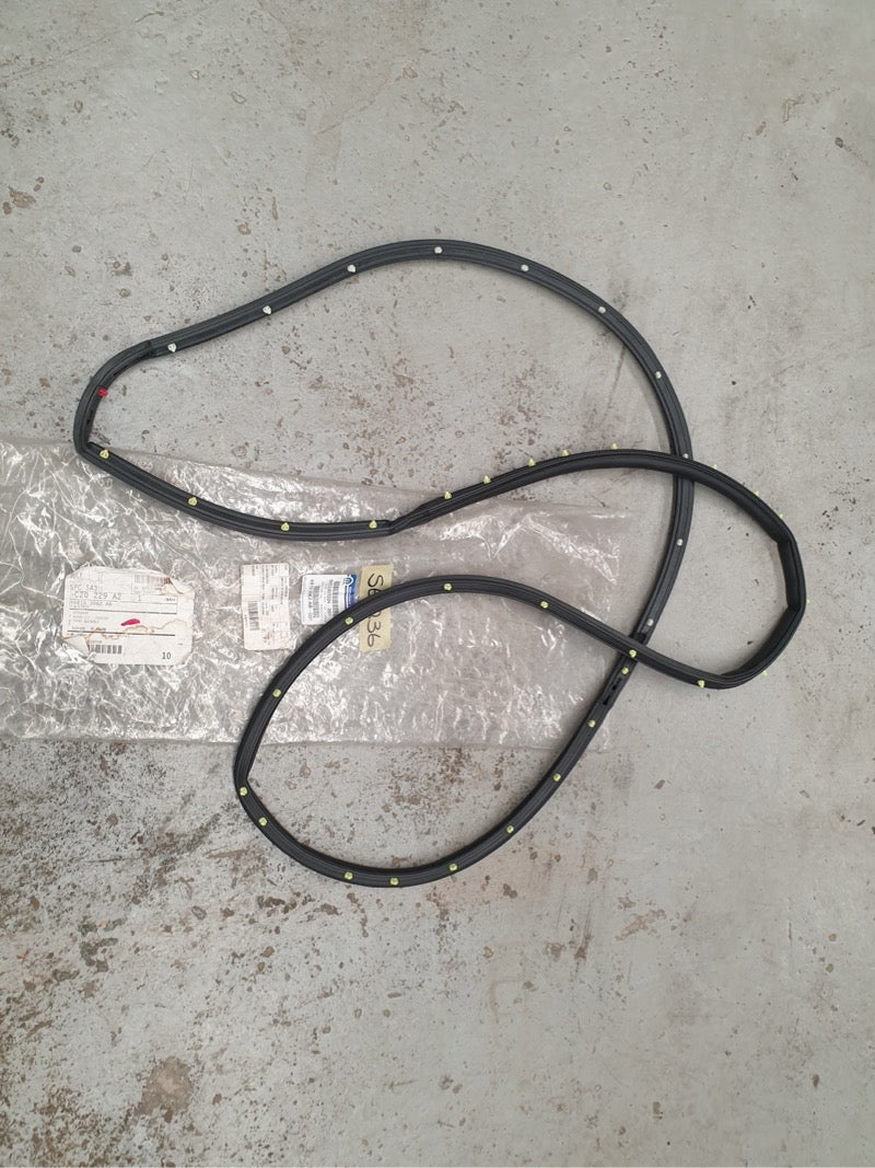 Original New Jeep Cherokee 2019 Right Front Door Surrounding Rubber