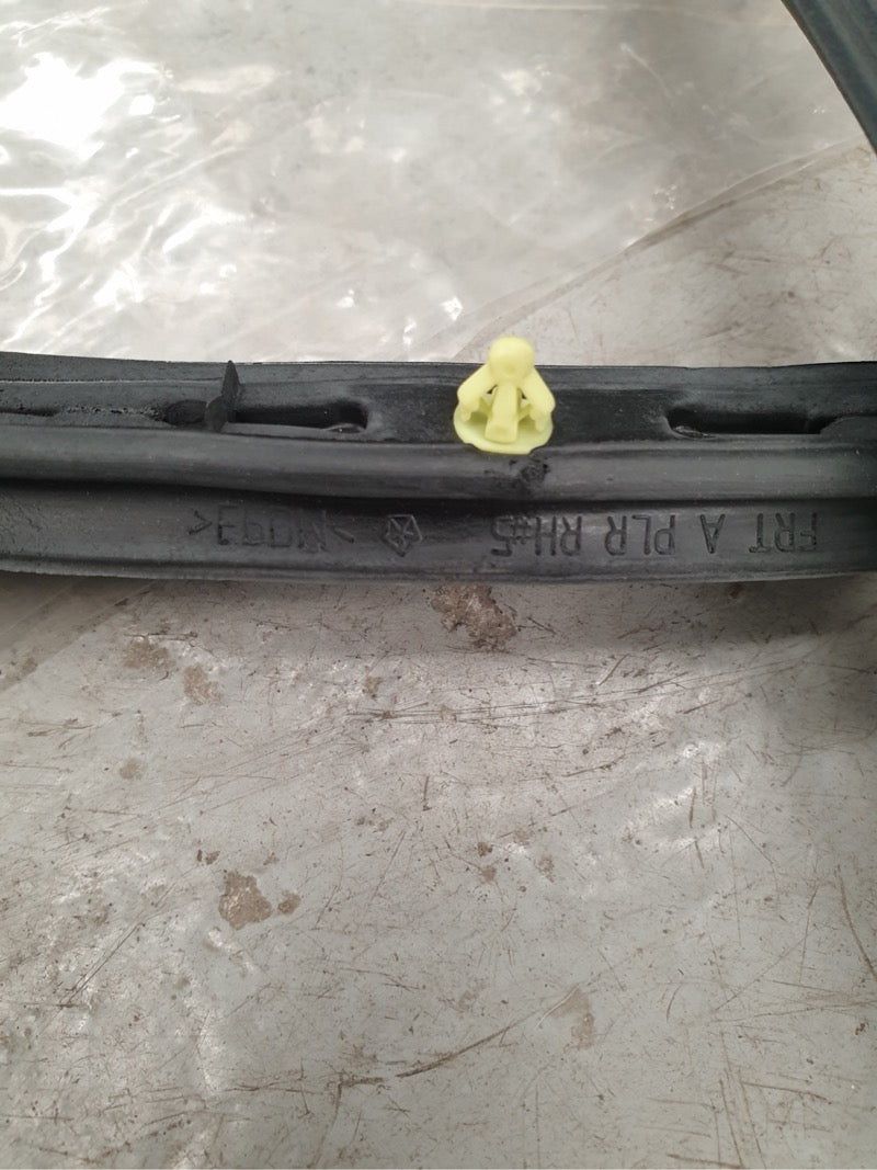 Original New Jeep Cherokee 2019 Right Front Door Surrounding Rubber