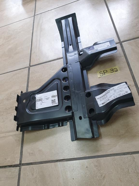 Original New Mercedes-Benz CLS C218 Left Rear Lower Connecting Carrier