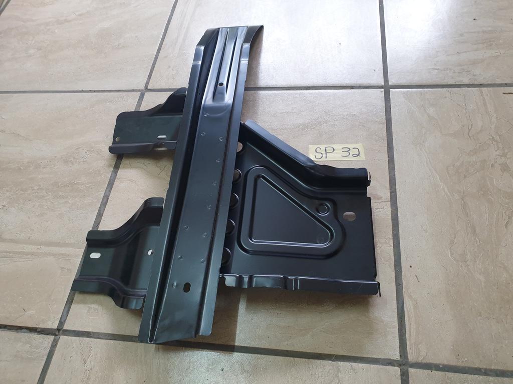 Original New Mercedes-Benz CLS C218 Left Rear Lower Connecting Carrier