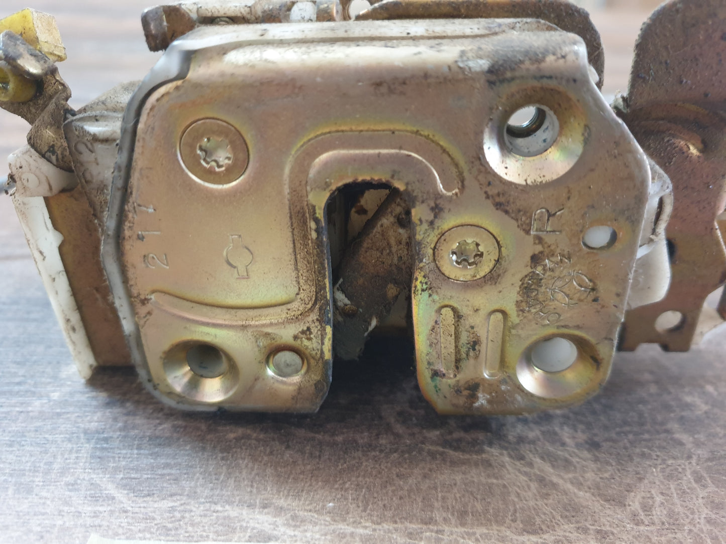 Nissan NP300 Original Used Door Components - Slight Damage or Wear and Tear