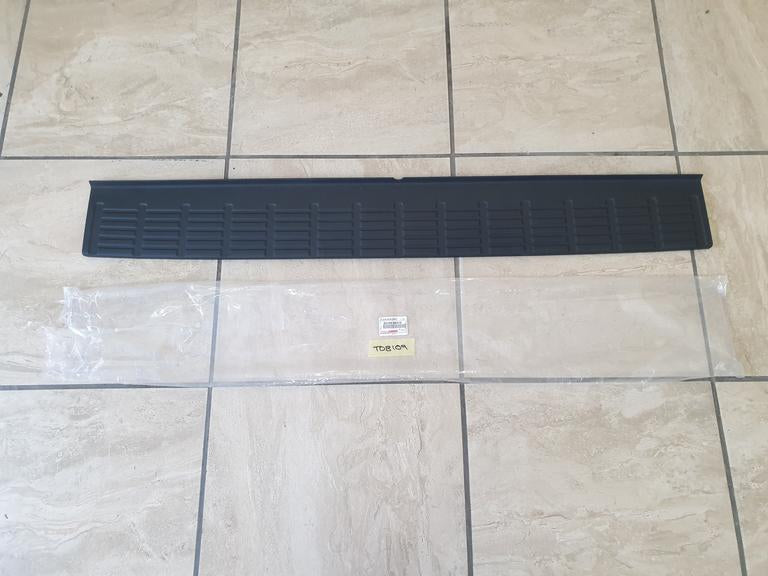 Toyota Hilux D4D 2005, 2006, 2007, 2008, 2009, 2010, 2011, 2012, 2013, 2014, 2015 Rear Centre Bumper Plate