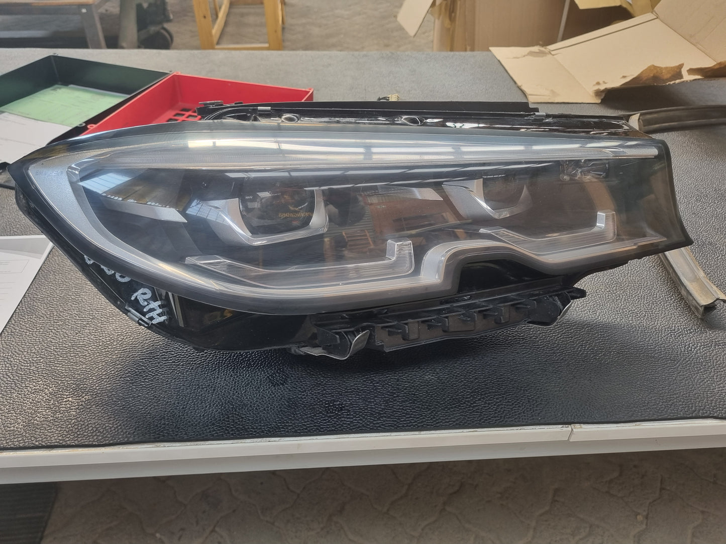 BMW 318 I Right Front head light